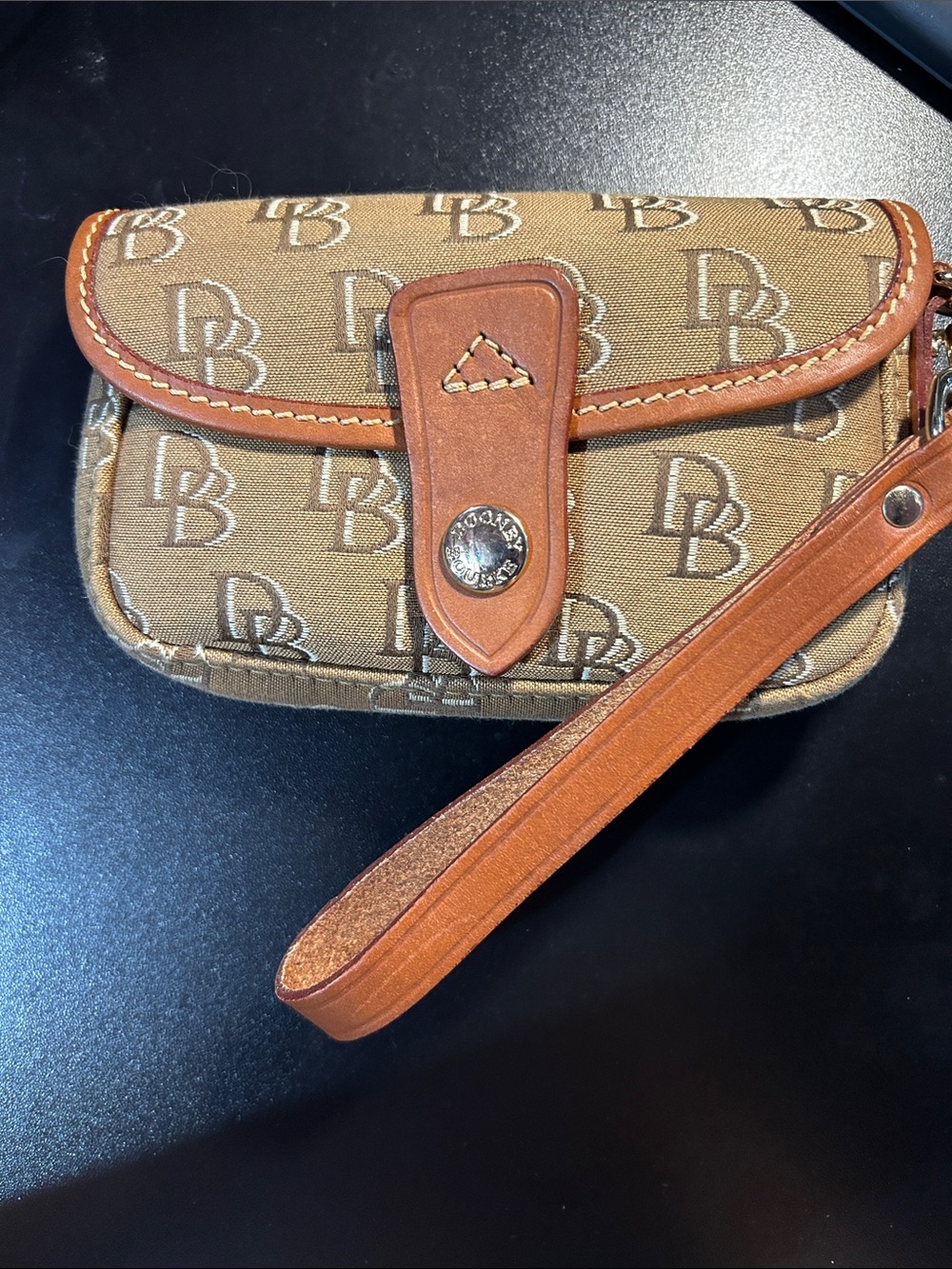 🌼Vintage Dooney & Bourke Signature Flap Wristlet 🌼
